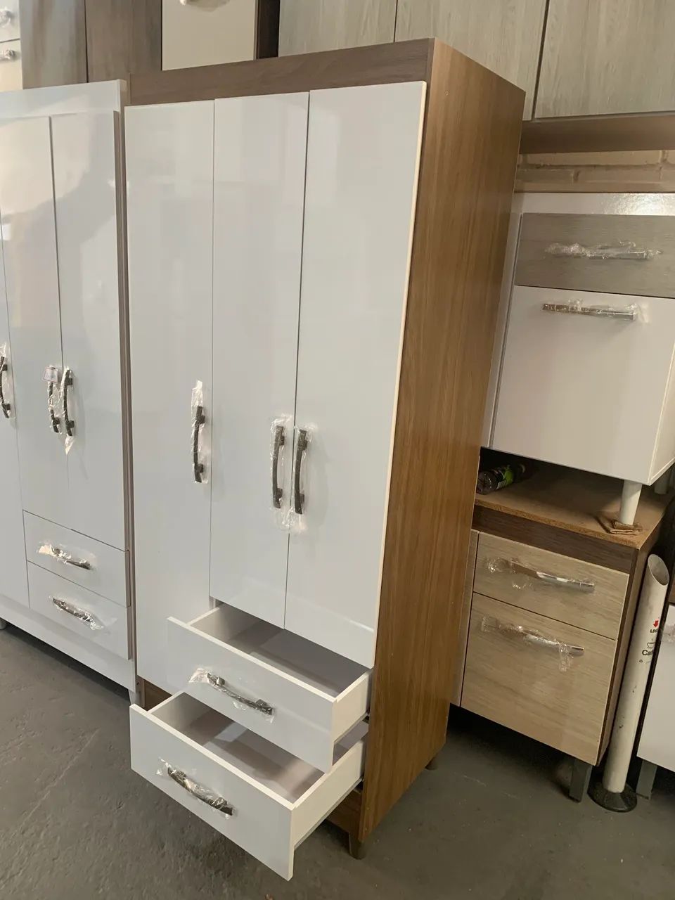 Guarda-Roupa 3 Portas com Gavetas - Branco e Amadeirado - entregamos montado - Foto 6