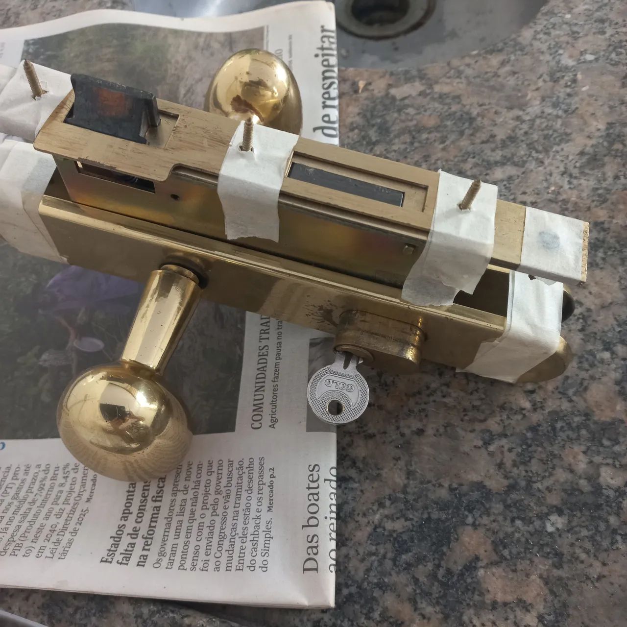 Fechadura de Segurança para Porta - dourada  com 2 chaves 