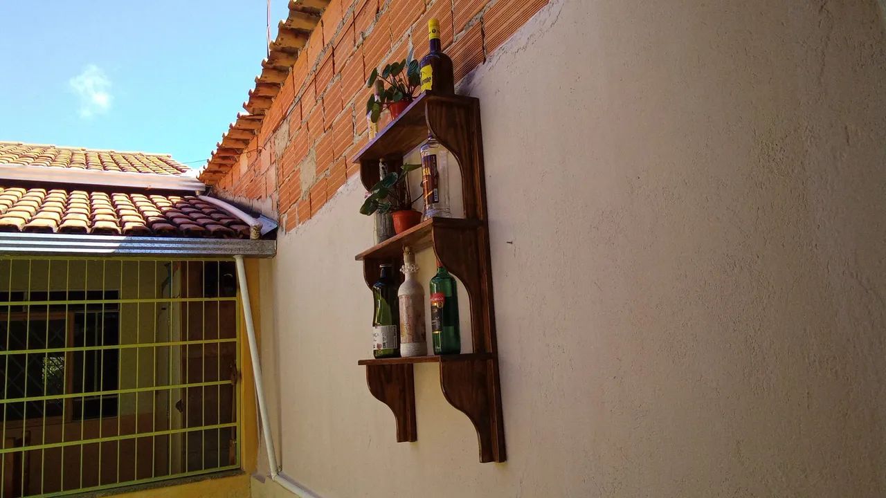 Prateleira de madeira rústica com tulipas decorativas - Foto 3