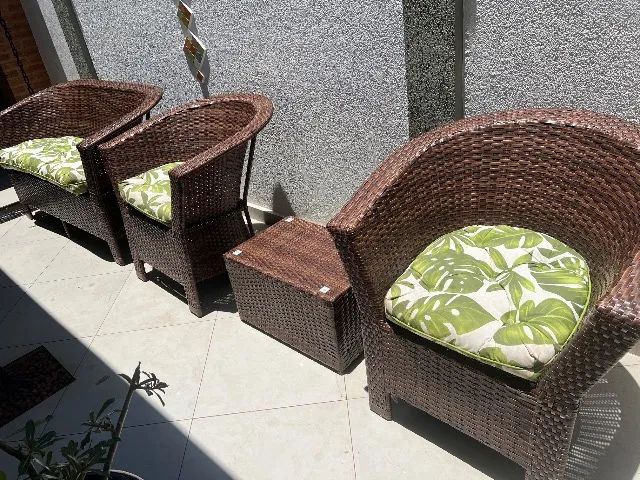 Jogo cadeiras mais mesa centro almofadadas.64596142887811122