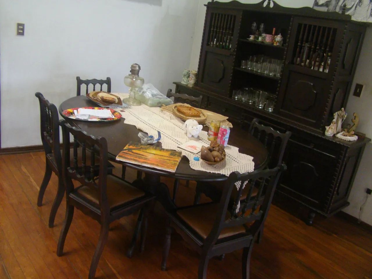 Mesa de Jantar em Madeira Maciça com Cristaleira 