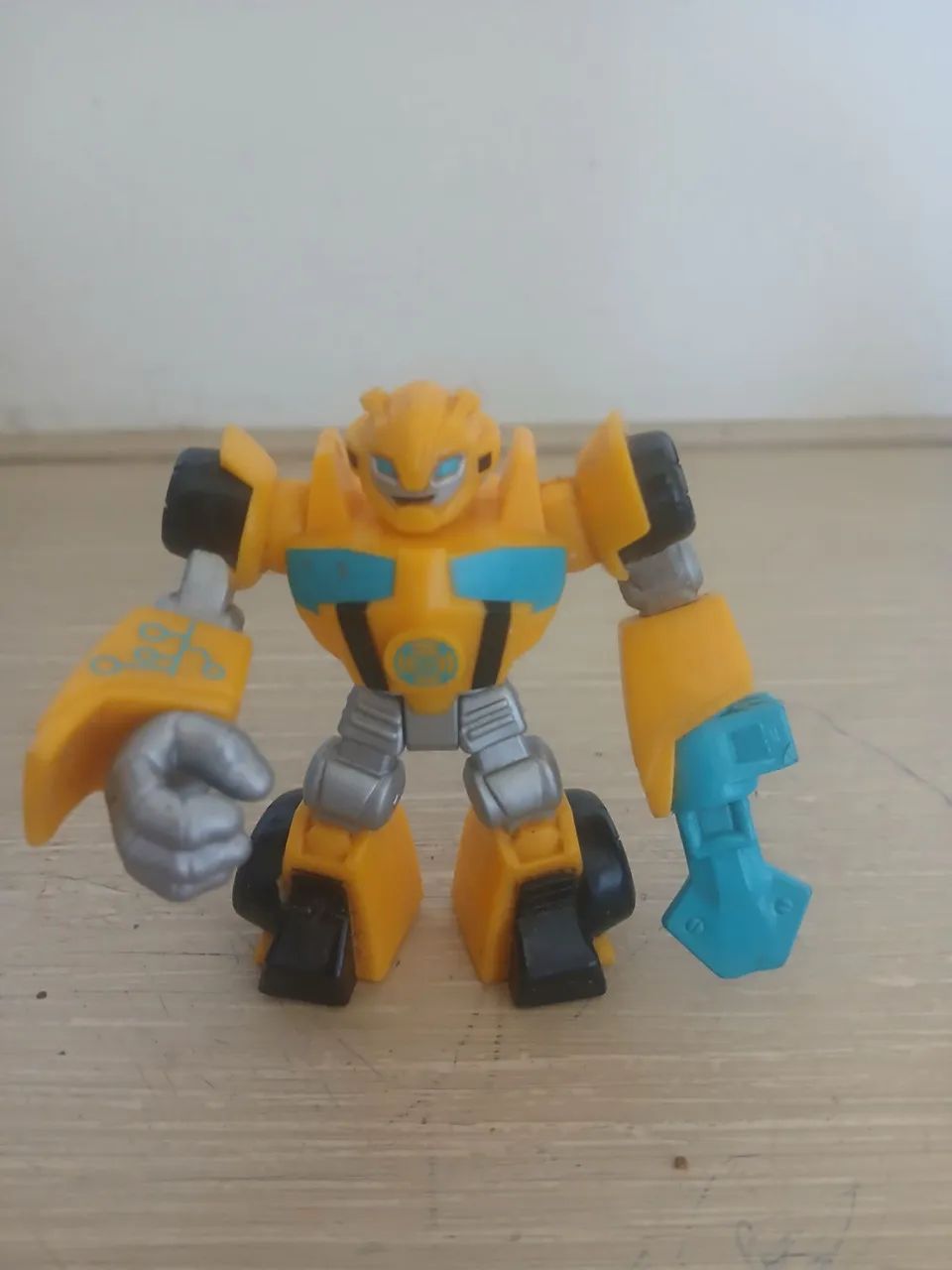 Conjunto base Transformers rescue bots Bumblebee com boneco  - Foto 2