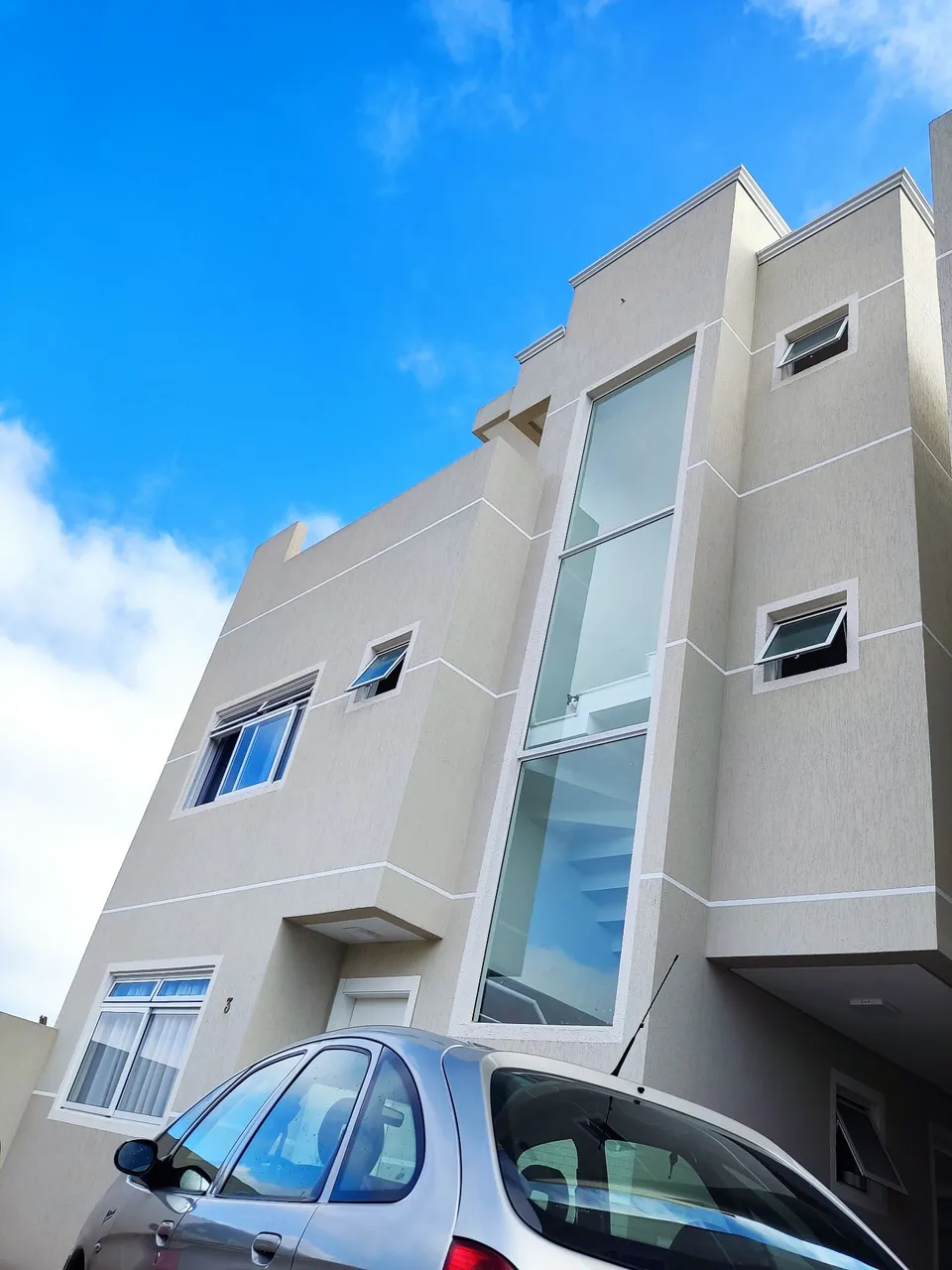 Sobrado com terraço e Subsolo (Permuta troco menor valor ou carro)