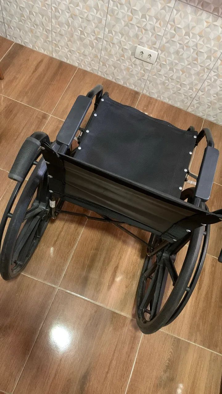 Cadeira de rodas seminova (para vir buscar) - Foto 5