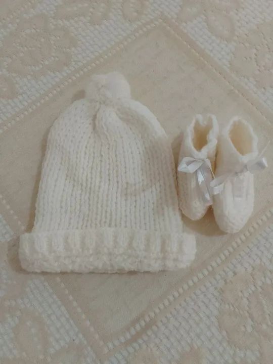 Conjunto de gorro e sapatinhos para bebê.