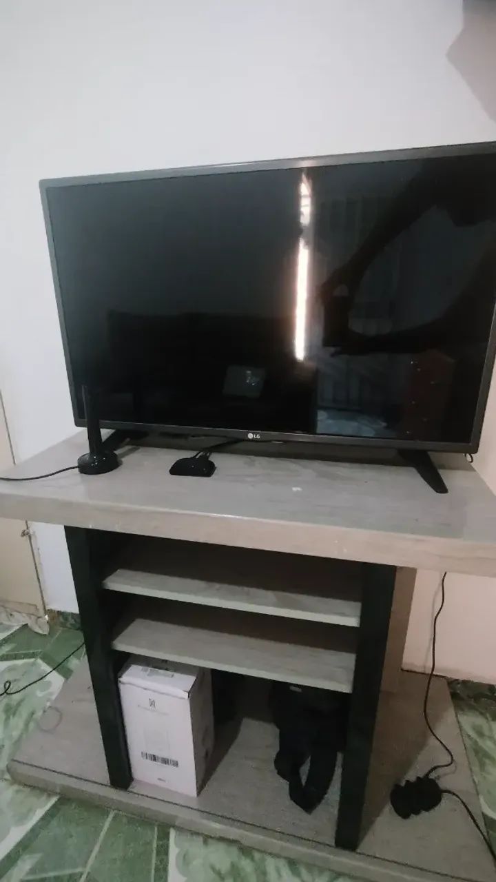 LG 32 LED TV + Stand + Roku Streaming Converter64300598504322122