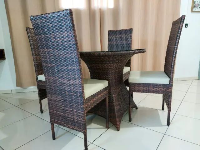 Mesa com 04 poltronas
