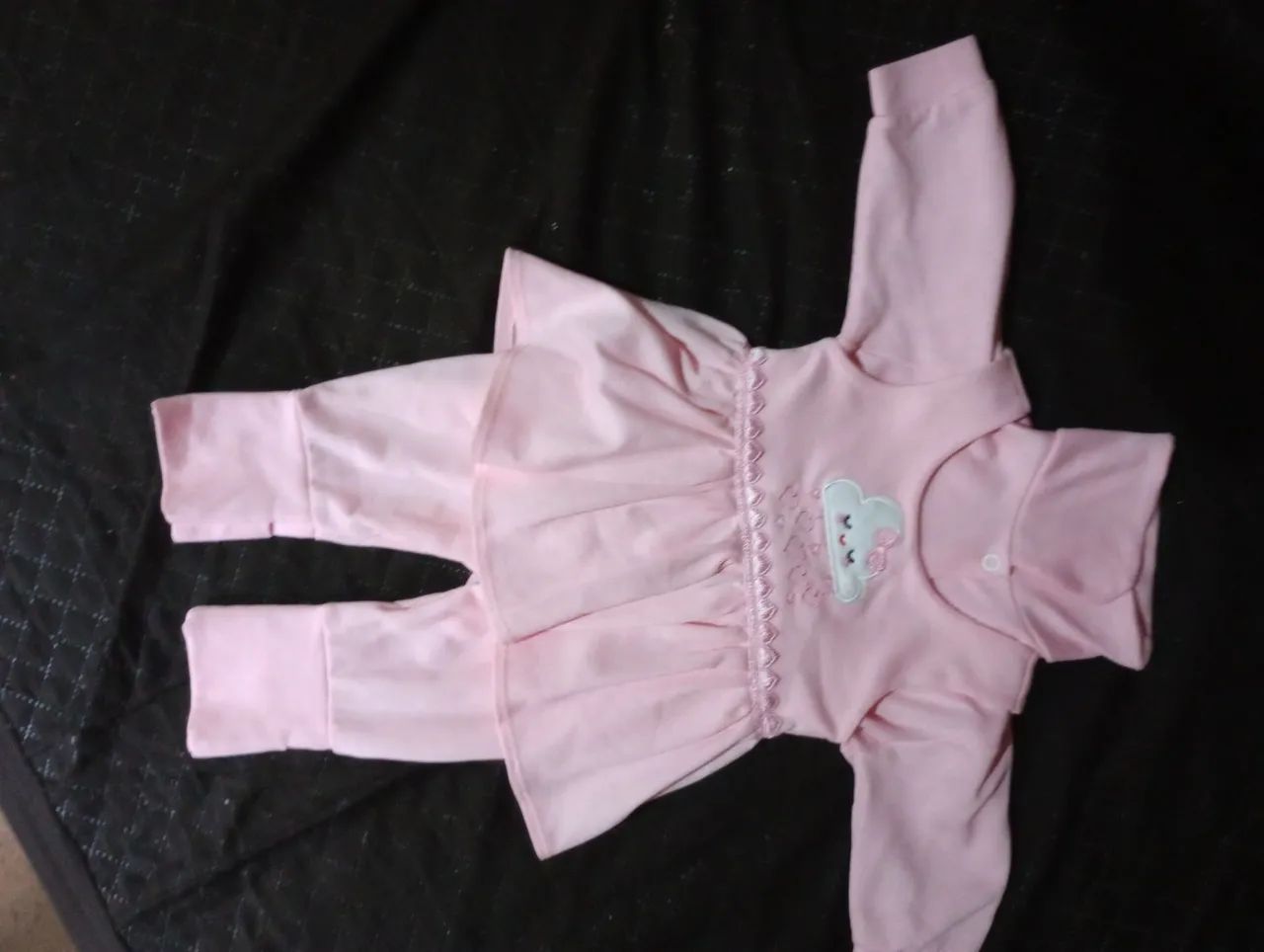 Conjunto de bebê rosa com detalhe de nuvem
