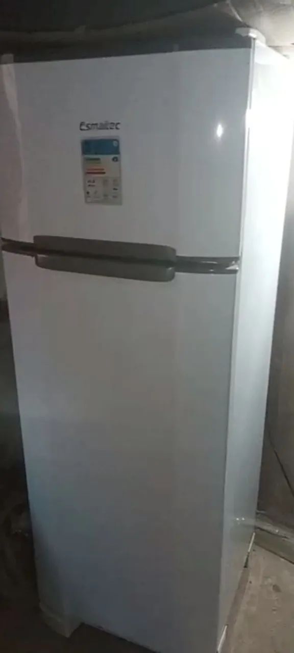Vende-se geladeira esmalte, duas potas, com tres meses de uso. 