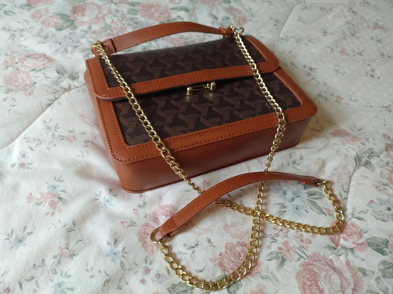Bolsa de ombro marrom com detalhe em dourado