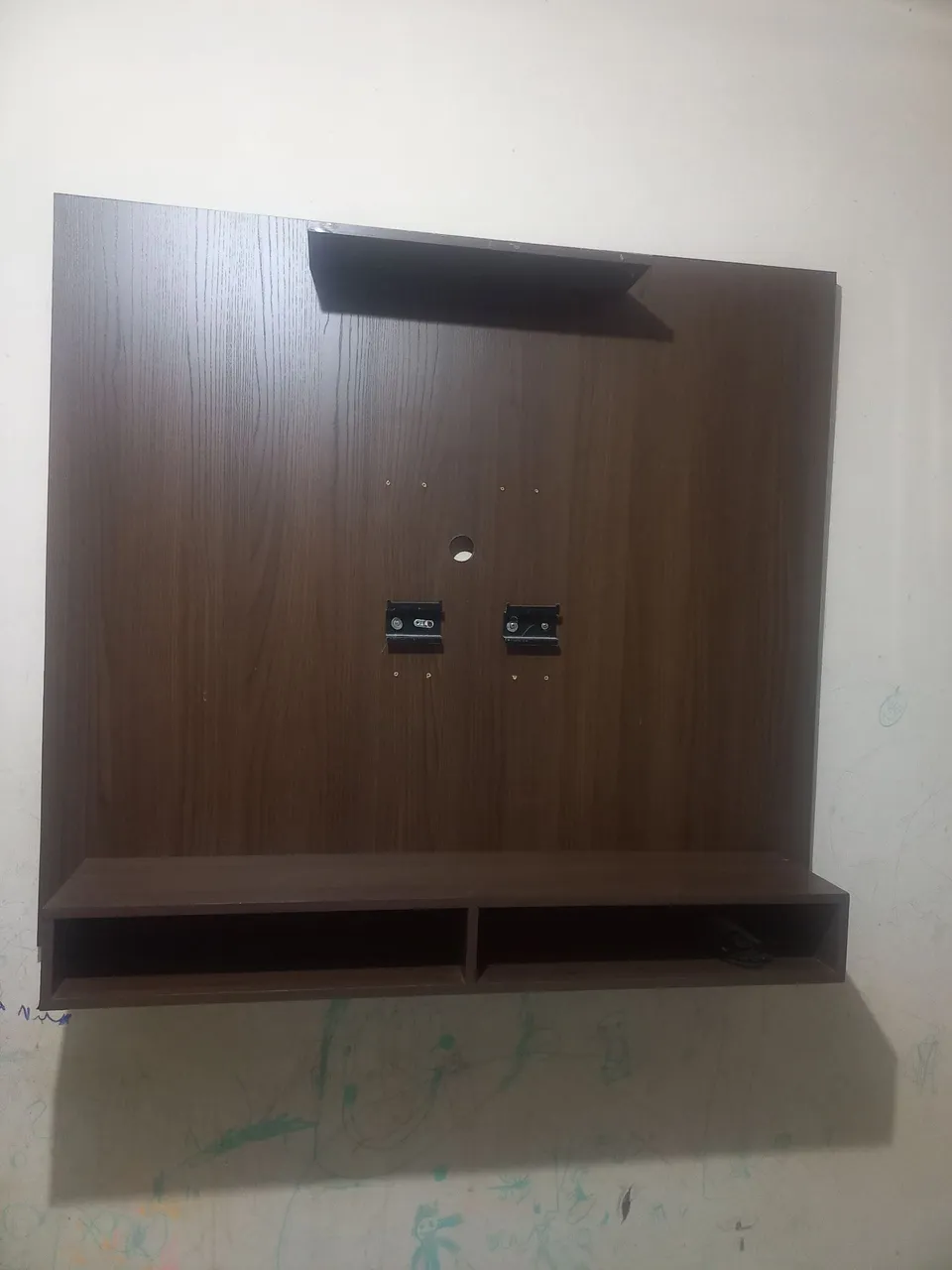 Painel para TV Amadeirado com Prateleiras