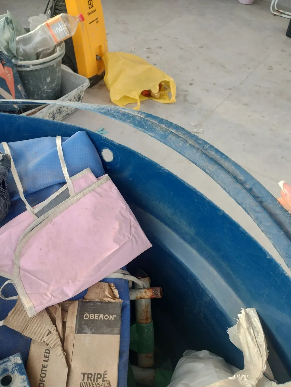 Caixa d'água e materiais diversos