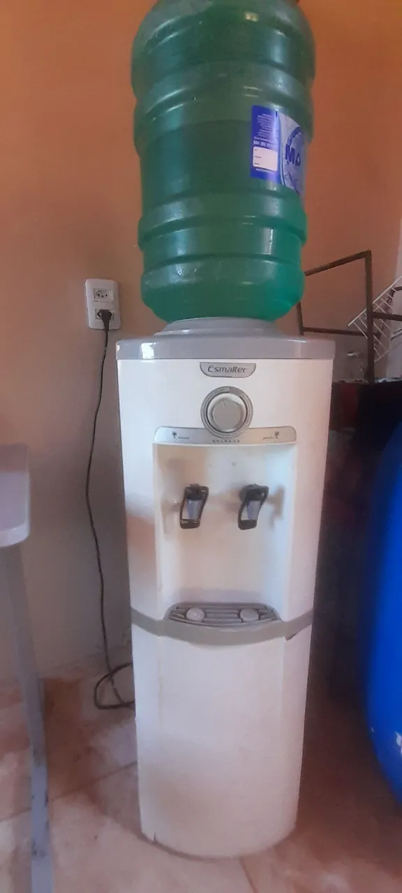 Bebedouro de água esmaltec controle manual temperatura permite ajustar frieza da água