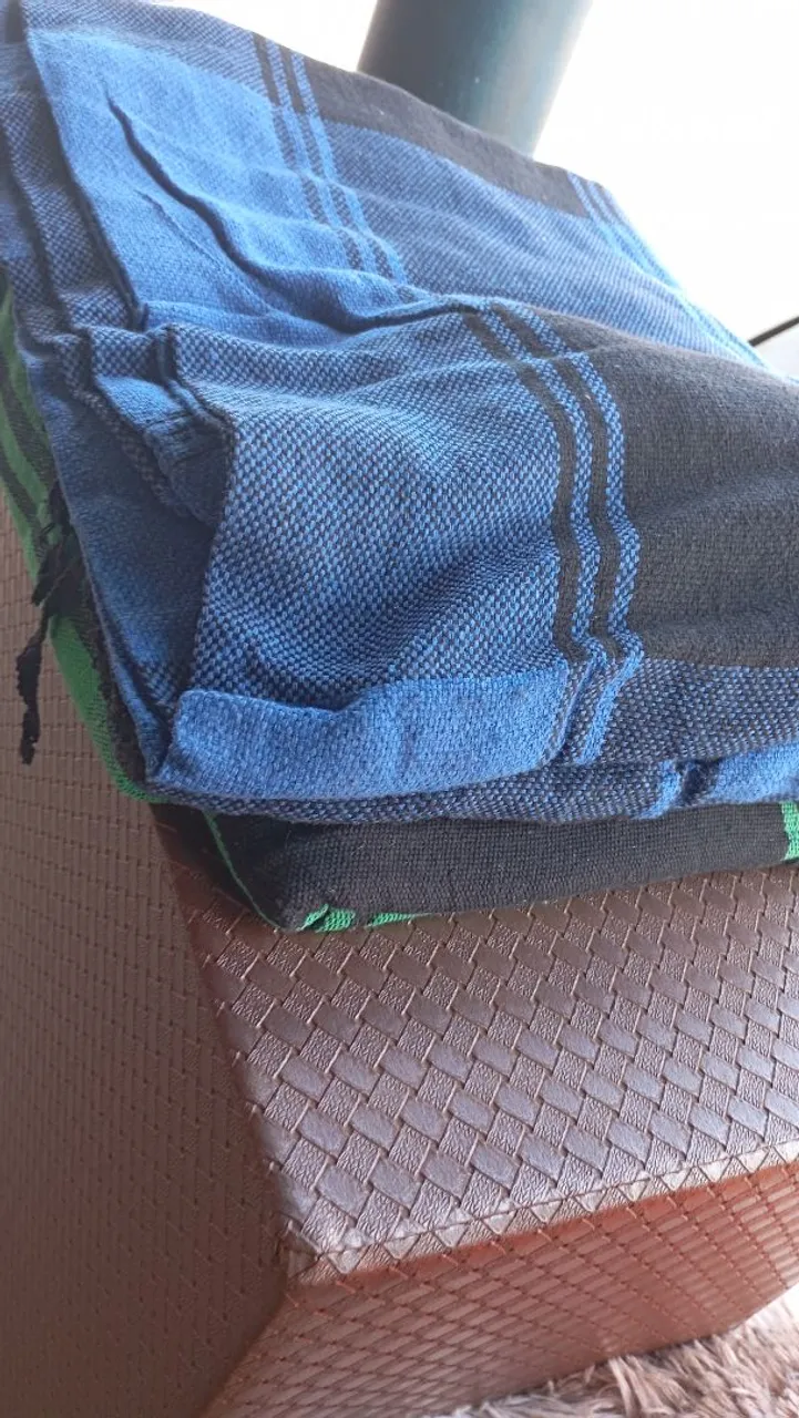 Cobertor de tecido azul com detalhes