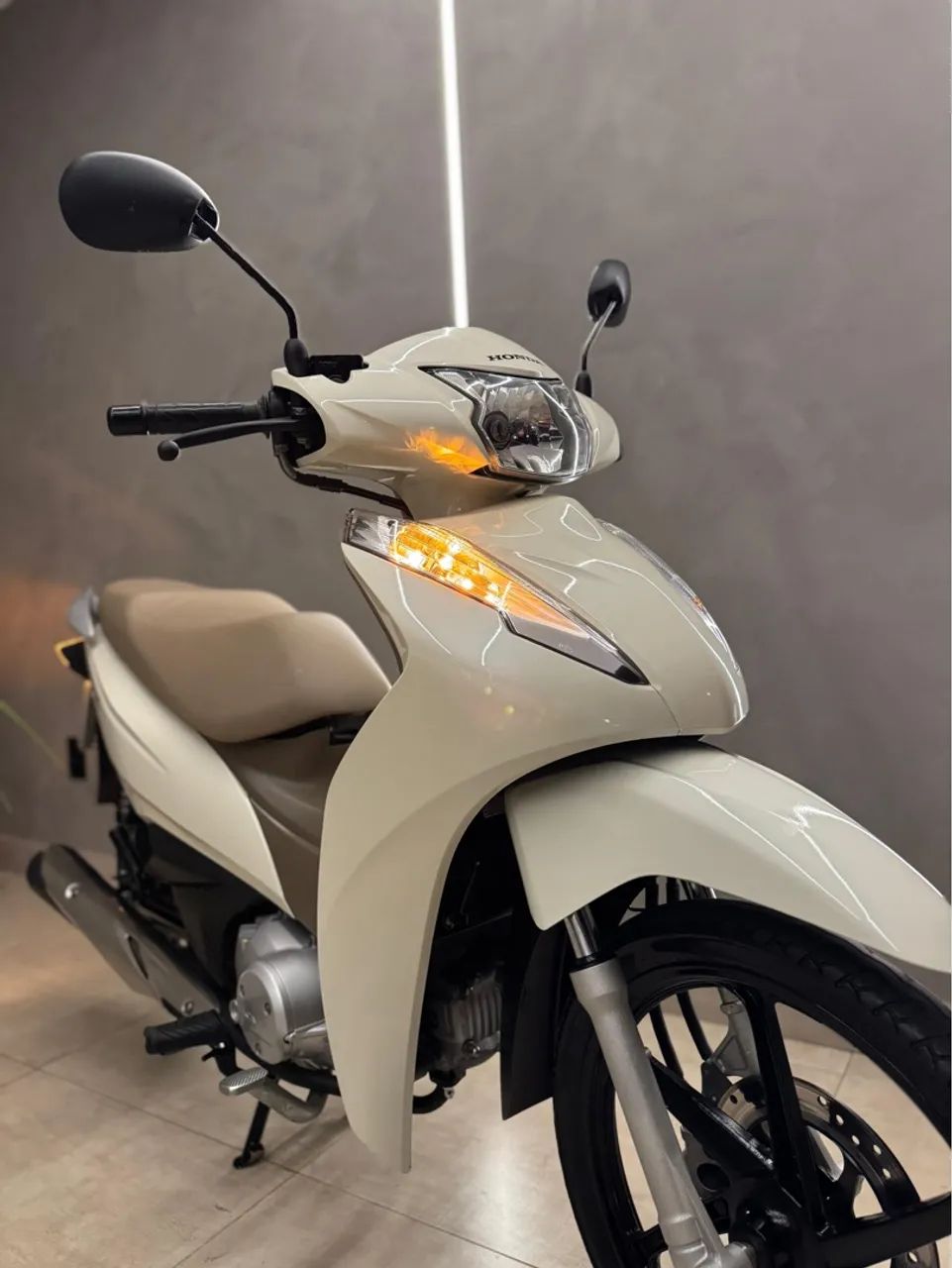 Honda Biz ex 125 branco pérola caramelo  - Foto 2