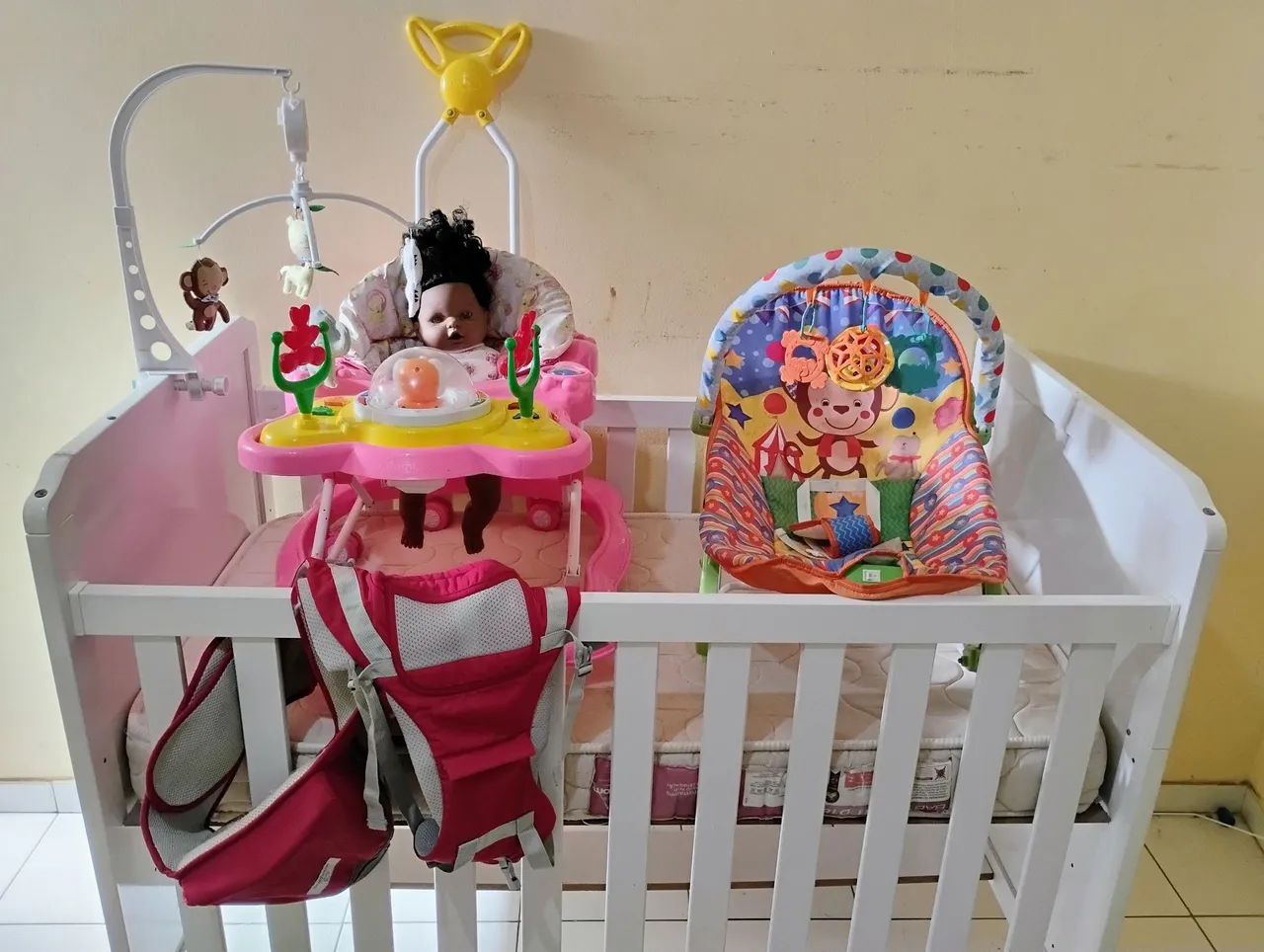 Berço Infantil Branco + Colchão + Mobile musical + Cadeirinha musical + Andador + Canguru - Foto 5