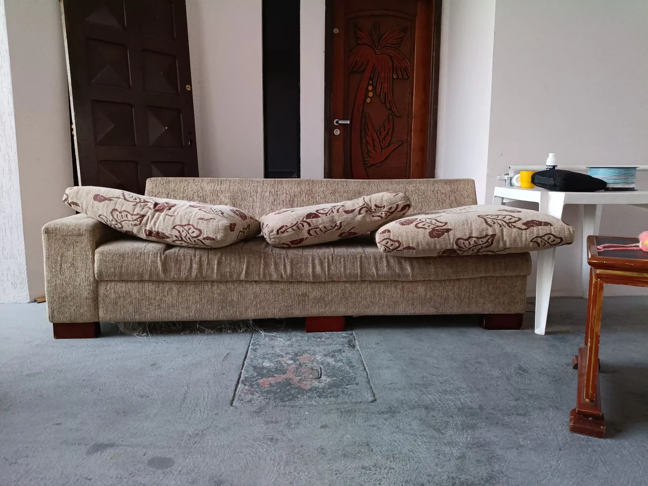 Sofá 3 lugares com almofadas decorativas