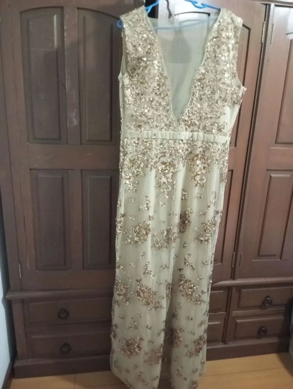 Vestido de festa bordado com paetês dourados - Foto 5
