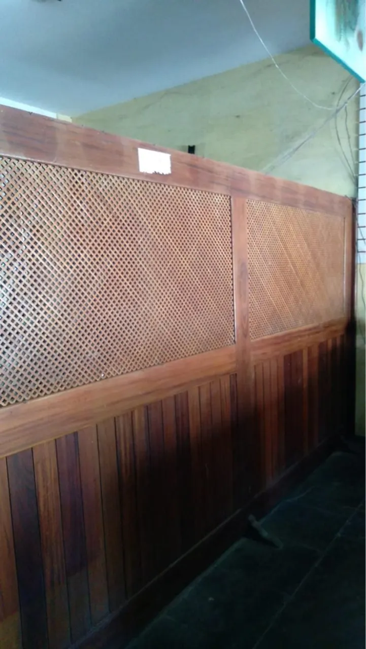 Painel de madeira com detalhes em tela