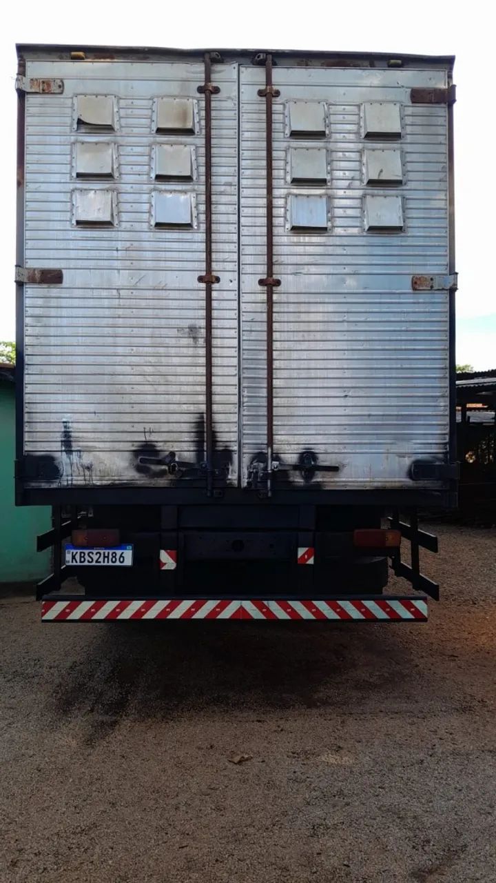 Vende-se Caminhão Baú , aceita Troca por Casa ou chácara - Foto 3
