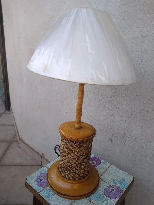 Abajur de Bambu com Cúpula Branca