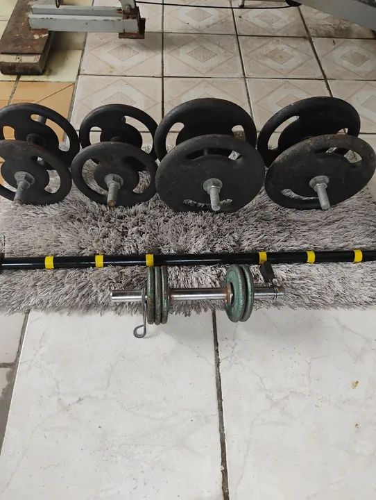 Barras e anilhas. Treino em casa.