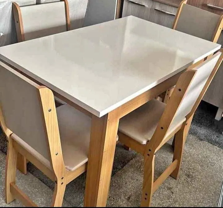 Mesa de Jantar com 4 Cadeiras - Elegância e Conforto!