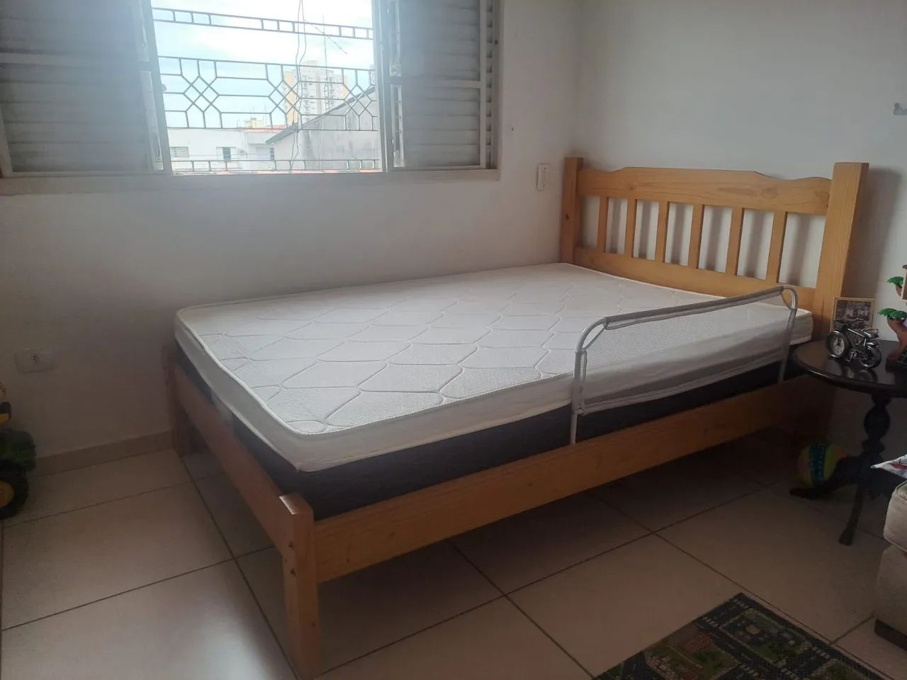 Cama de madeira com colchão - Usado só por criança!