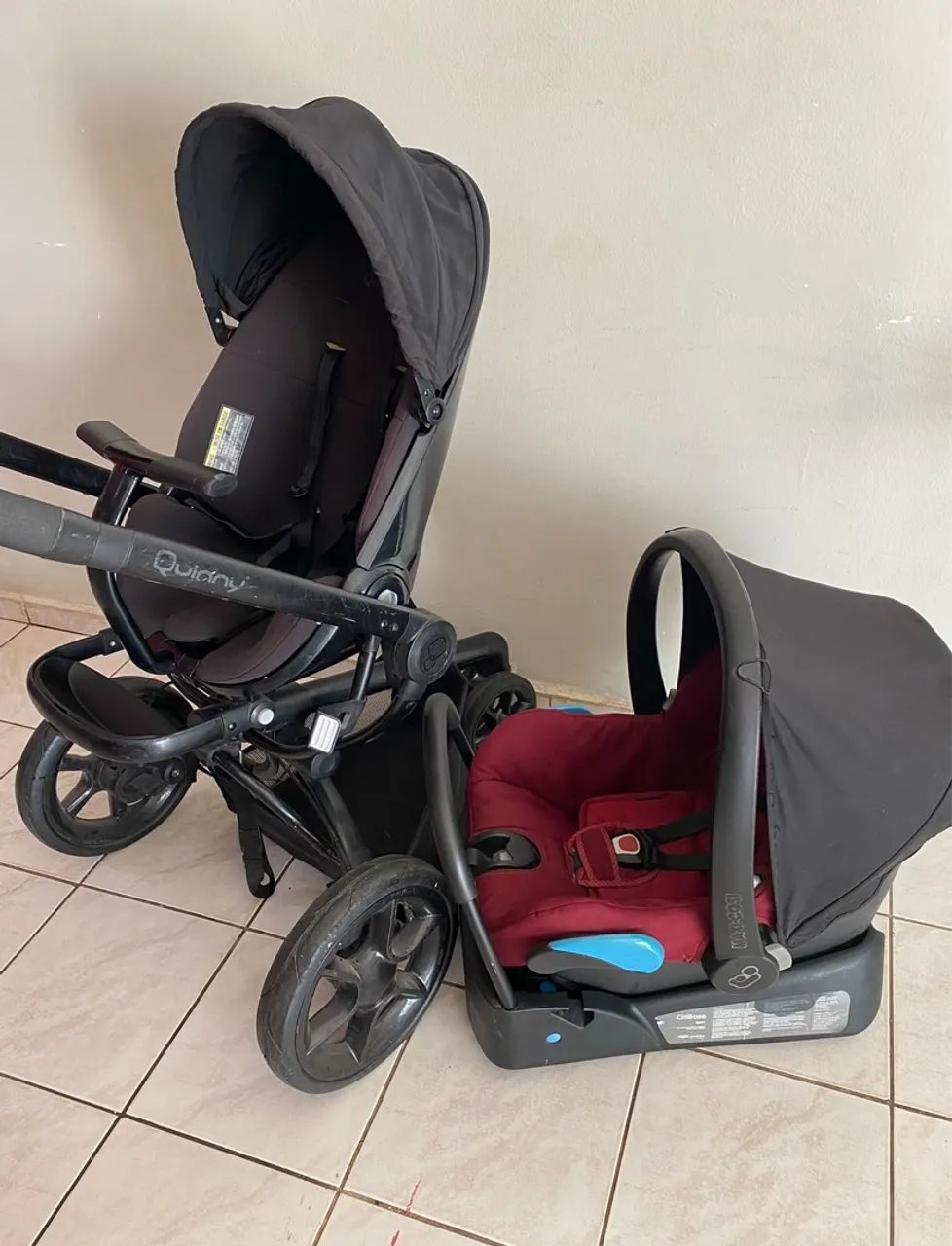 Carrinho de Bebê Quinny com bebê conforto