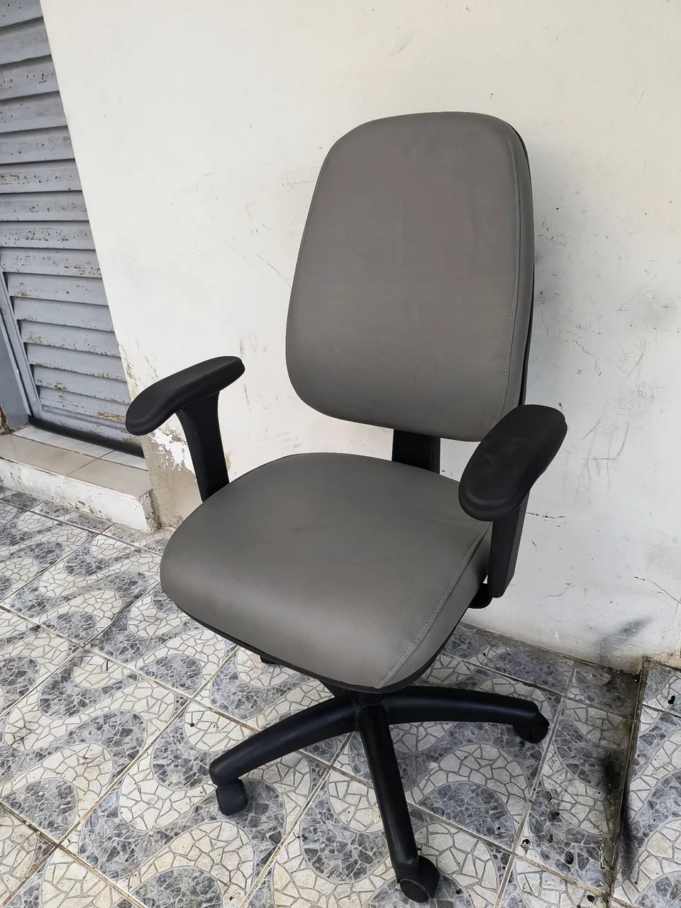 Cadeira de Escritório Ergonômica com Rodinhas