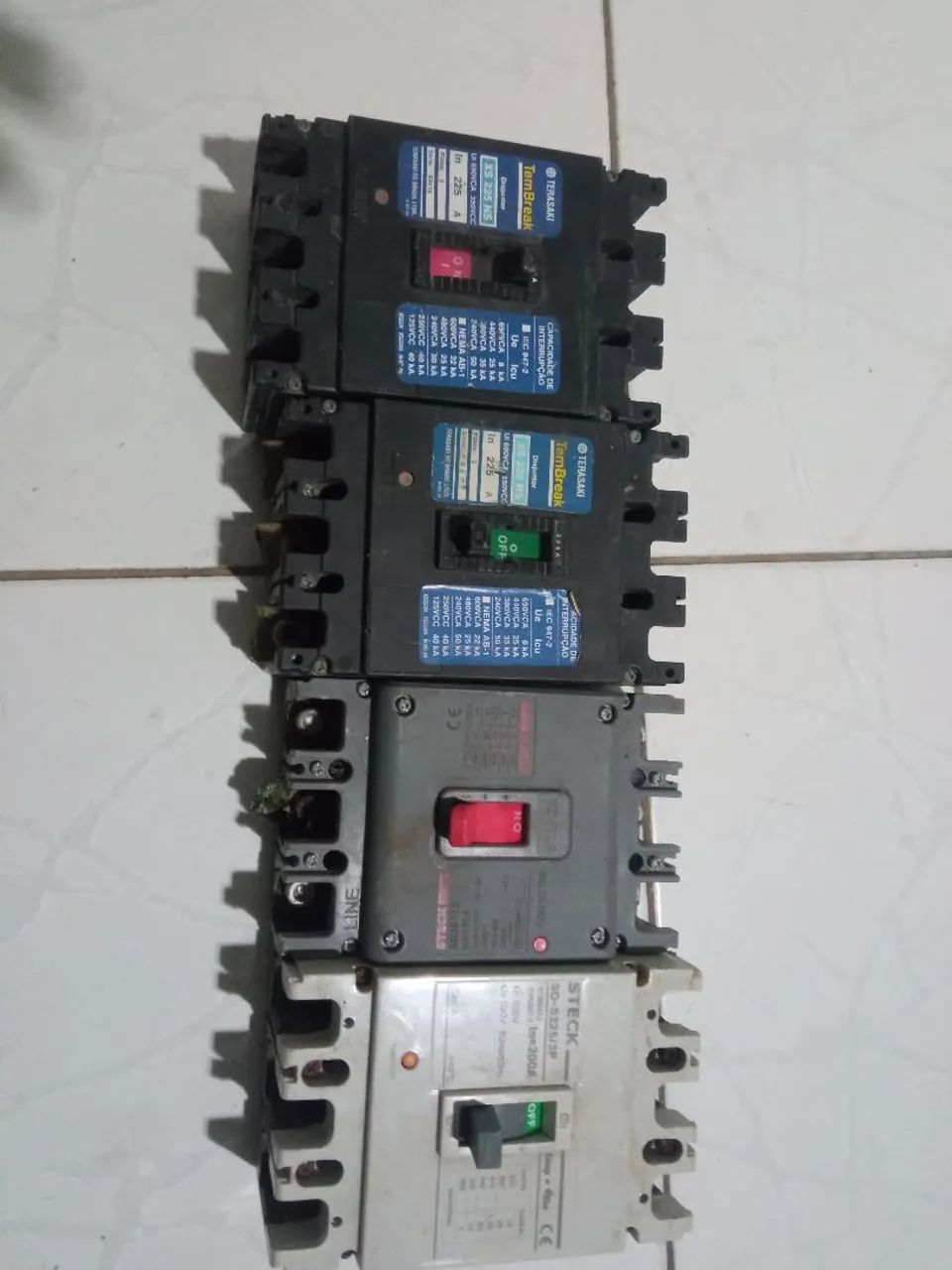 Molded-case circuit breakers ARE AVAILABLE64985881412865121