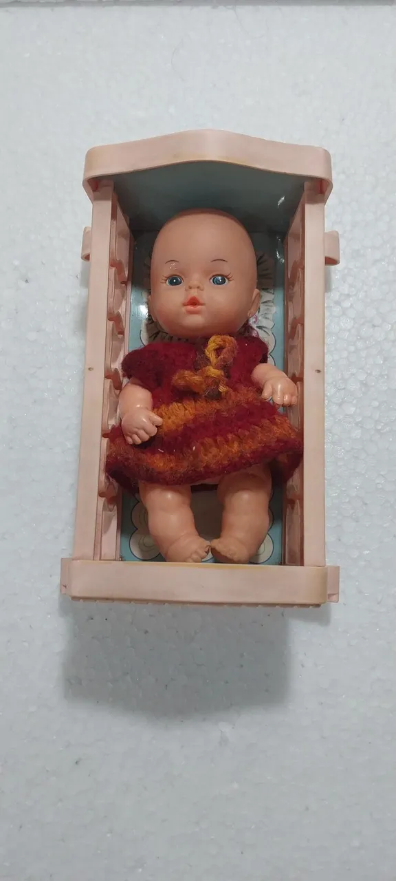Antiga Boneca Chuquinha e berço da Estrela.