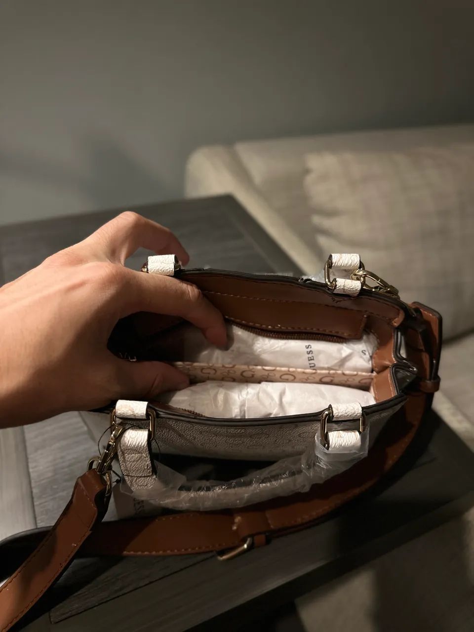 Bolsa Guess Radleigh Bege/Off White ? Nova com Etiqueta, Original Importada EUA - Foto 3
