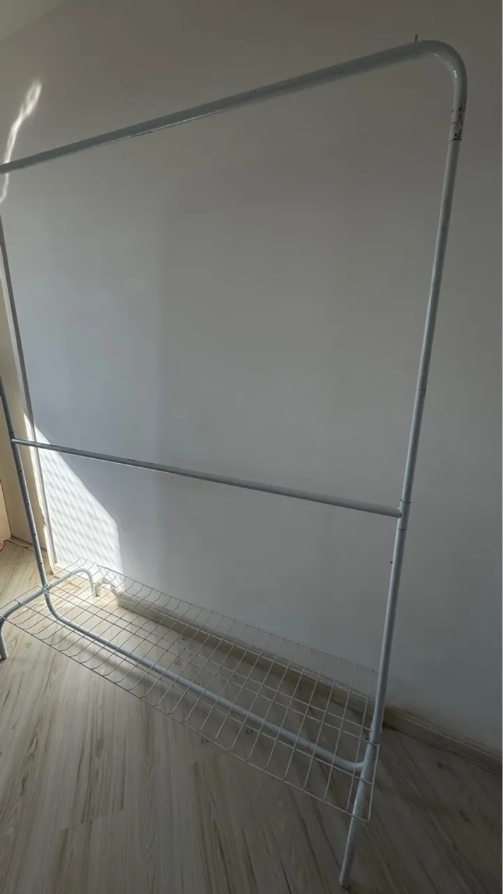Arara de roupa com sapateira