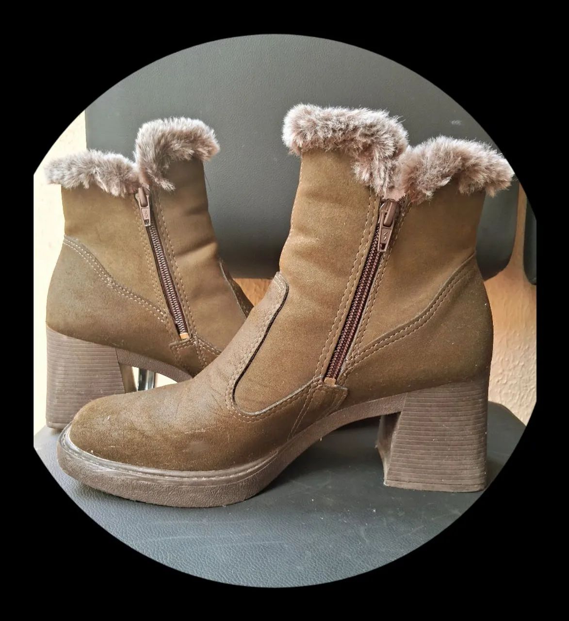 Botas de camurça com detalhes em pele sintética