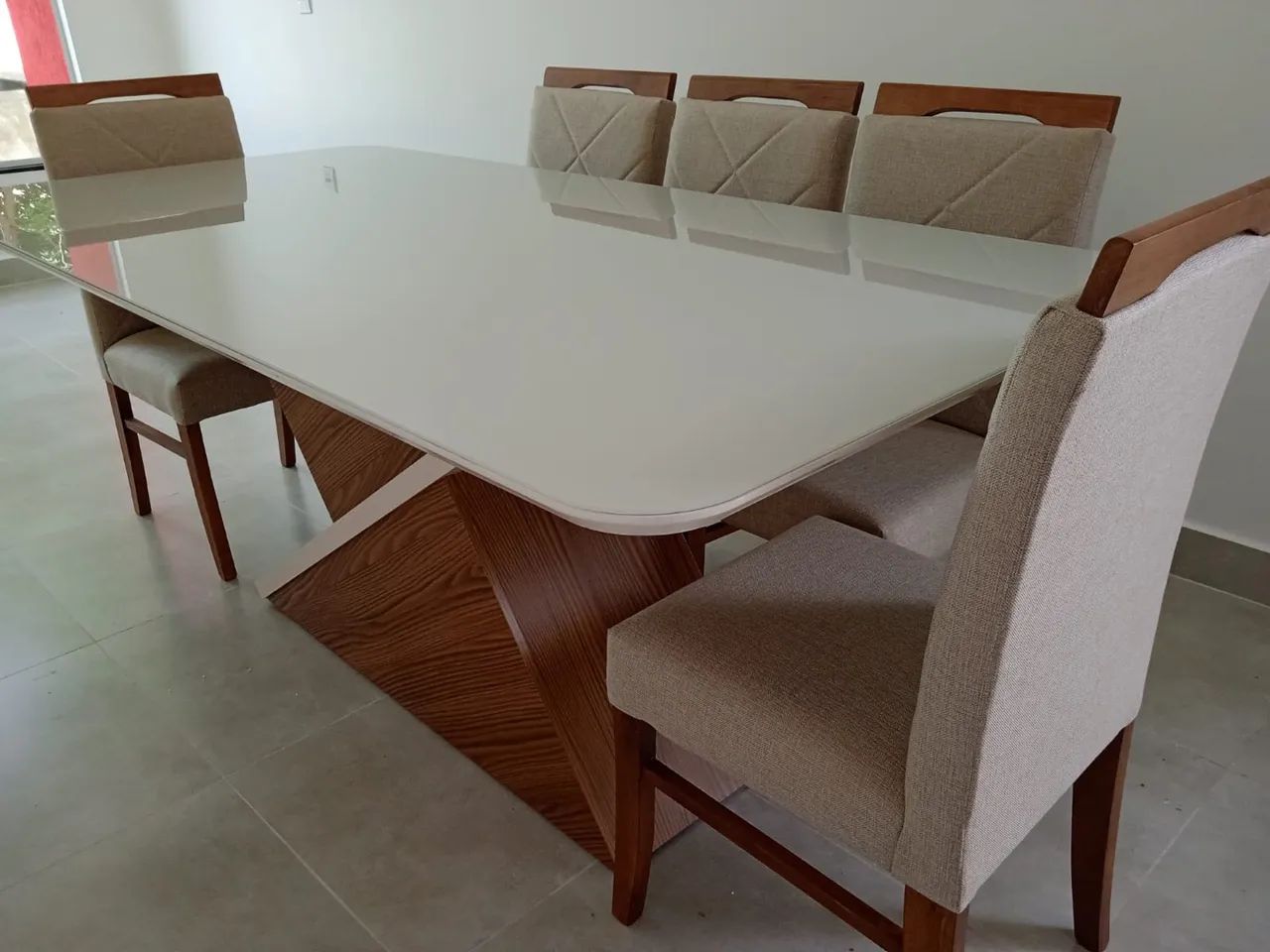 Mesa de Jantar Elegante com 6 Cadeiras de madeira 