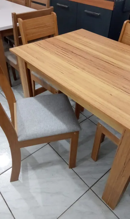 Mesa com 4 cadeiras (NA CAIXA)