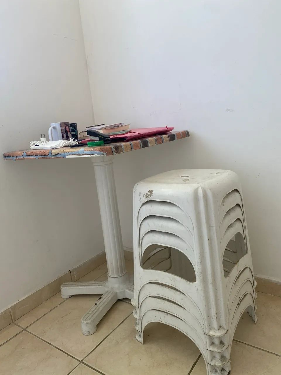 Vendo mesa de plástico com 4 bancos 
