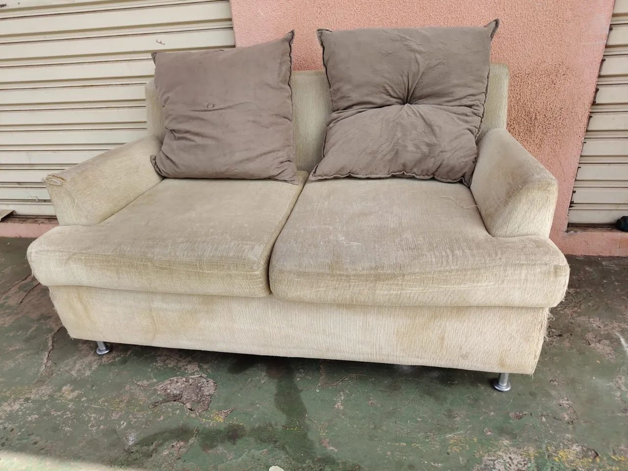 Sofá 2 lugares usado com duas almofadas ((ENTREGO GRATIS)) - Foto 3