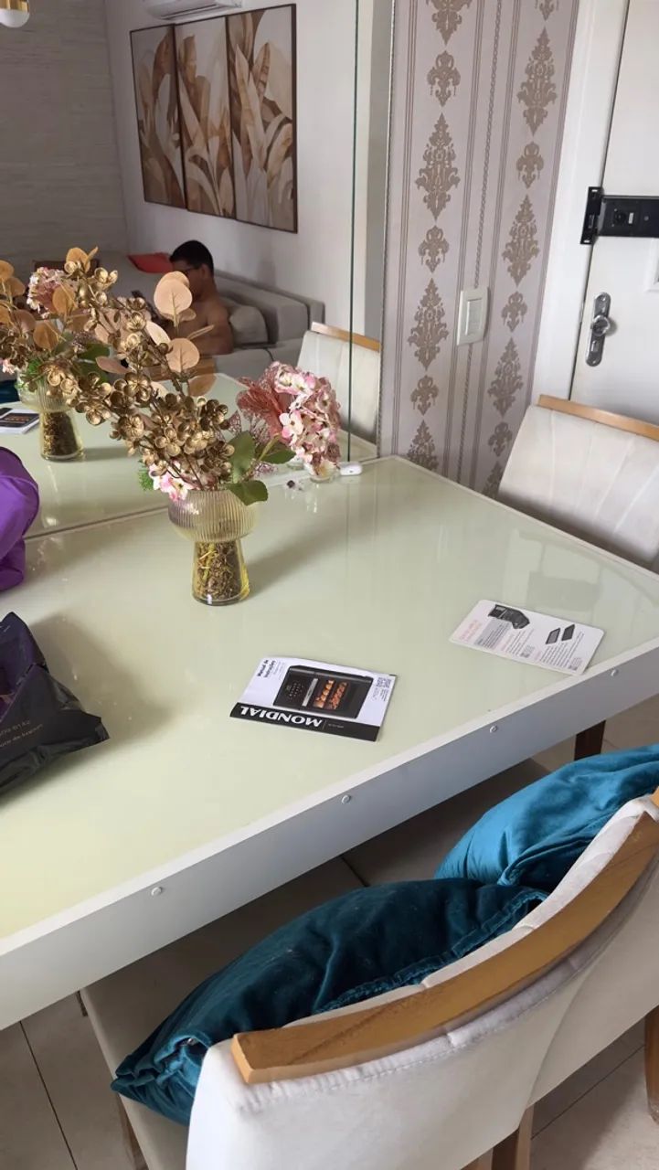 MESA COM TAMPÃO DE VIDRO BRANCO E 4 CADEIRAS  - Foto 4