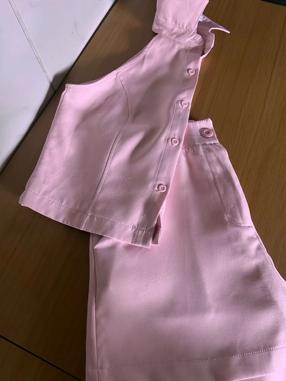 Conjunto de short e blusa em alfaiataria