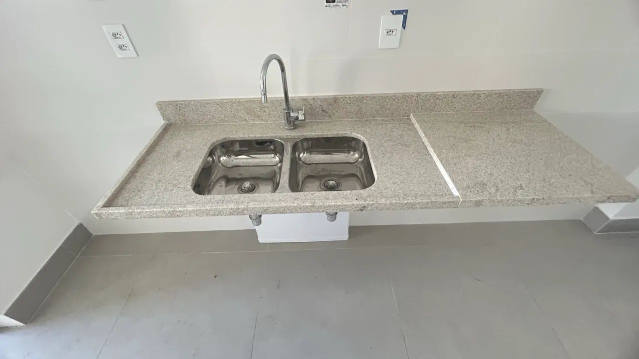 Bancada em Granito com Cuba Dupla Inox. 