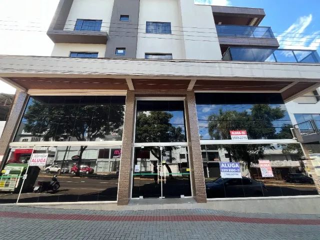 SALA COMERCIAL NO CENTRO DE CHAPECÓ, 360m2 com mezanino, 4 banheiros.