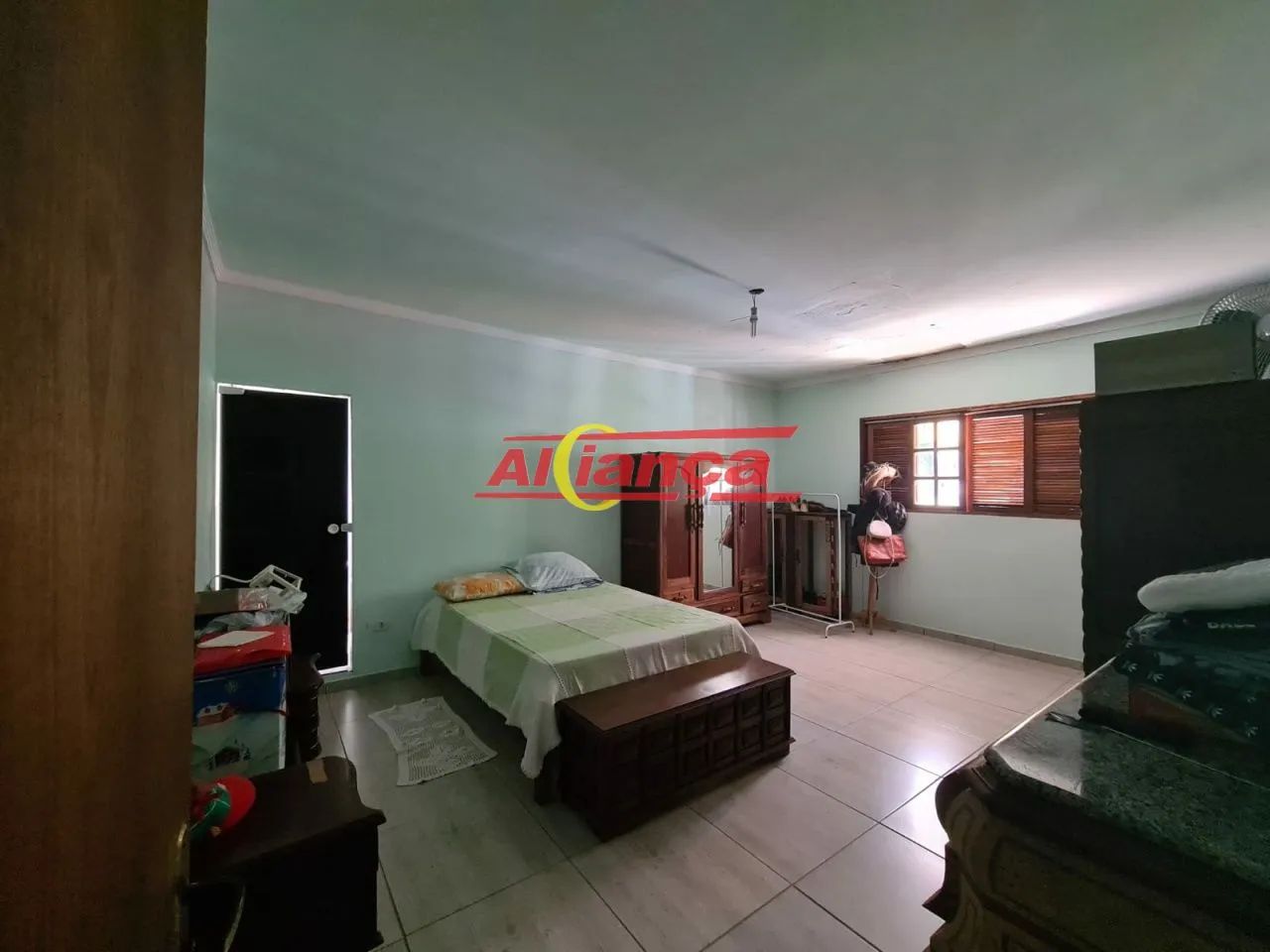 Lindo chale com 3 suítes em cima e 1 sala a parte de baixo - Foto 4