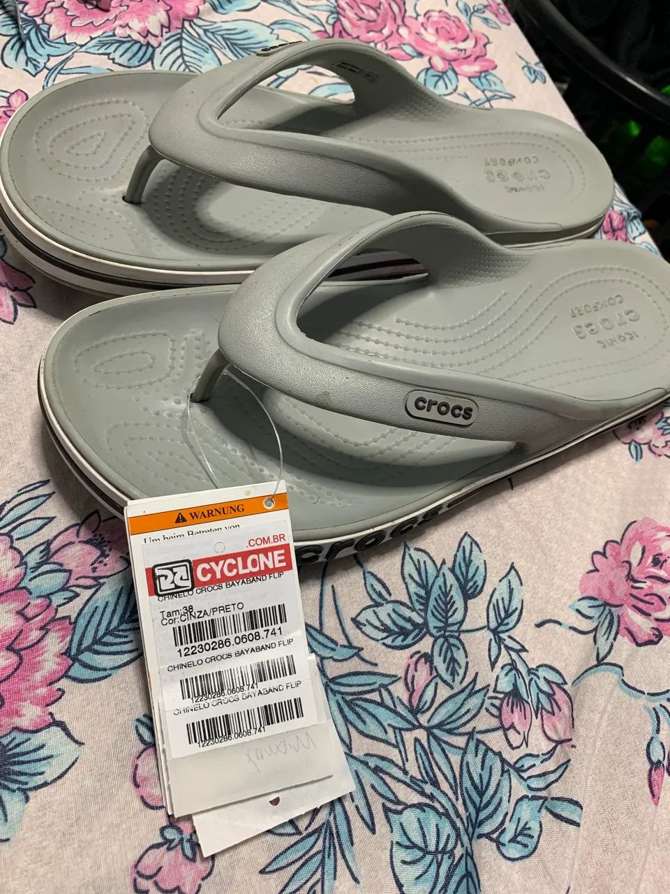 Crocs bayaband flip cor cinza  - Foto 2