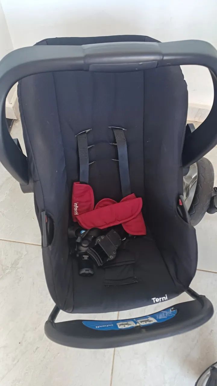 Carrinho de bebê com bebê conforto e berço - Foto 4