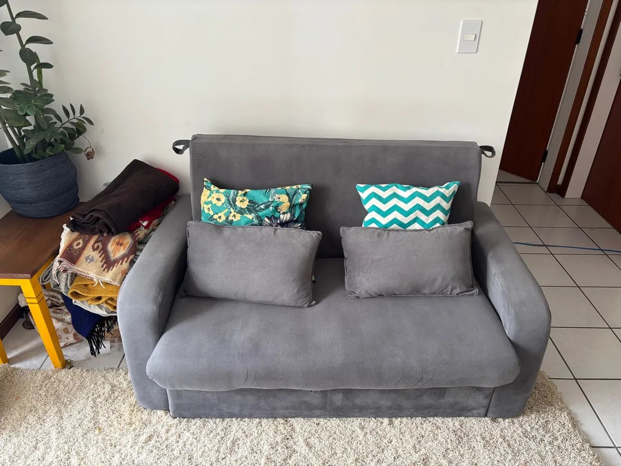 Sofá-Cama Cinza 1,35 m com Baú + 2 Almofadas - Foto 4