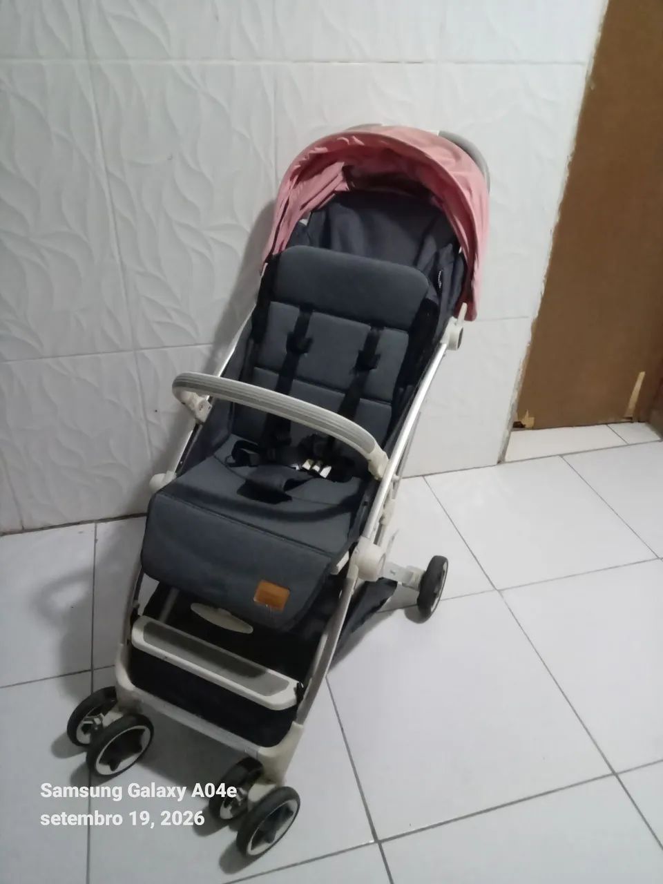Carrinho de bebê semi novo compacto  - Foto 2