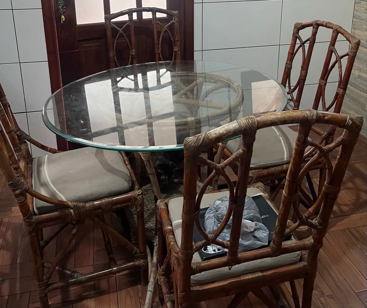 Mesa de bambu com tampo de vidro acompanhado de 4 cadeiras - Foto 5