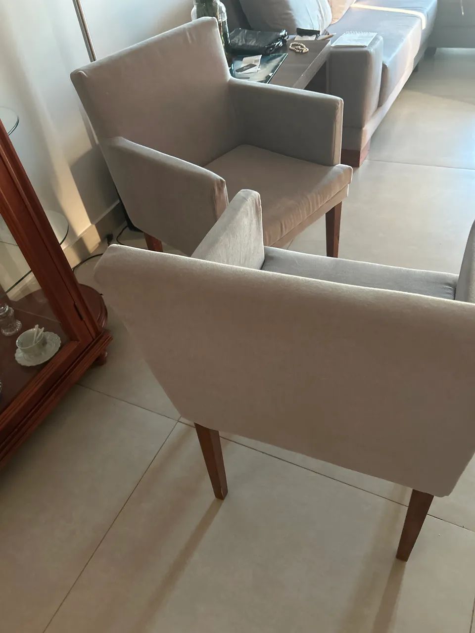 Poltrona tecido suede e estrutura de madeira - Foto 3